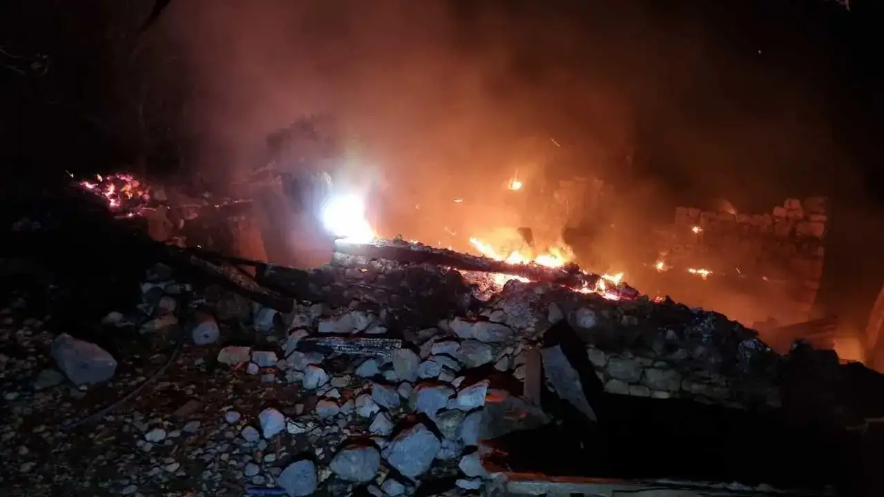 Adana’da Ev Yangını Söndü Ama Endişe Bitmedi: Kayıp Kadın Aranıyor! 3